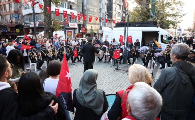 Cumhuriyet Bulvarı Ata'nın sevdiği şarkılarla çınladı