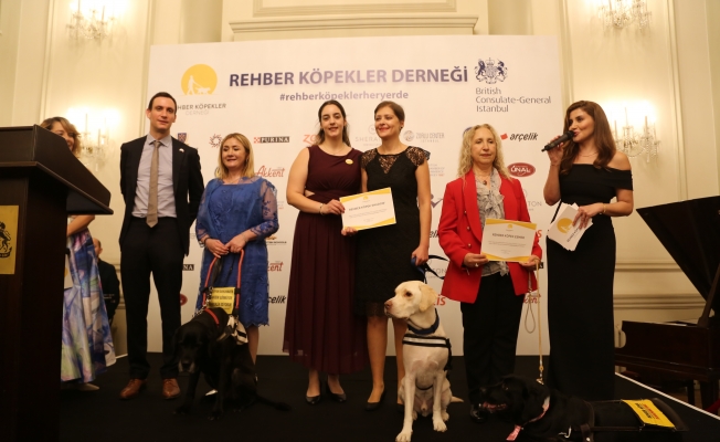 Rehber Köpekler Derneği resepsiyonunda diploma töreni